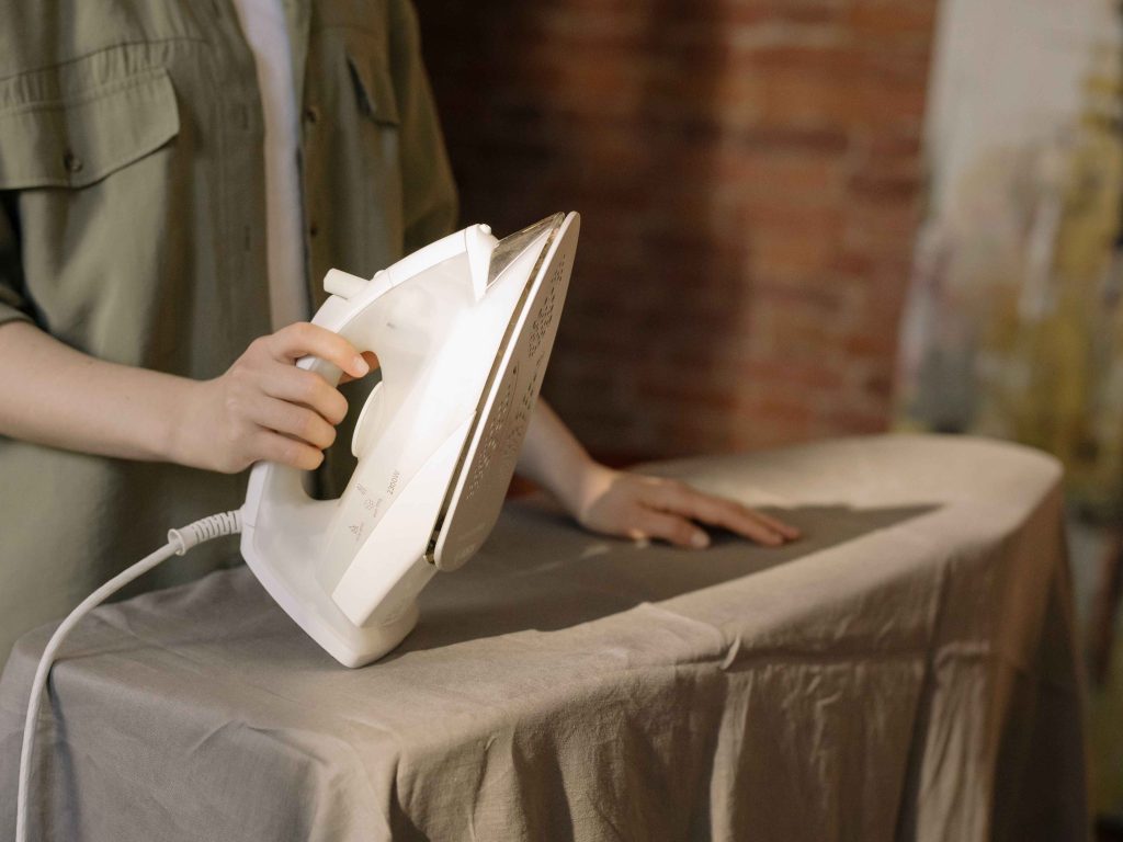 Jeroma Steam Iron: A Practical Choice For Modern Clothes Care
